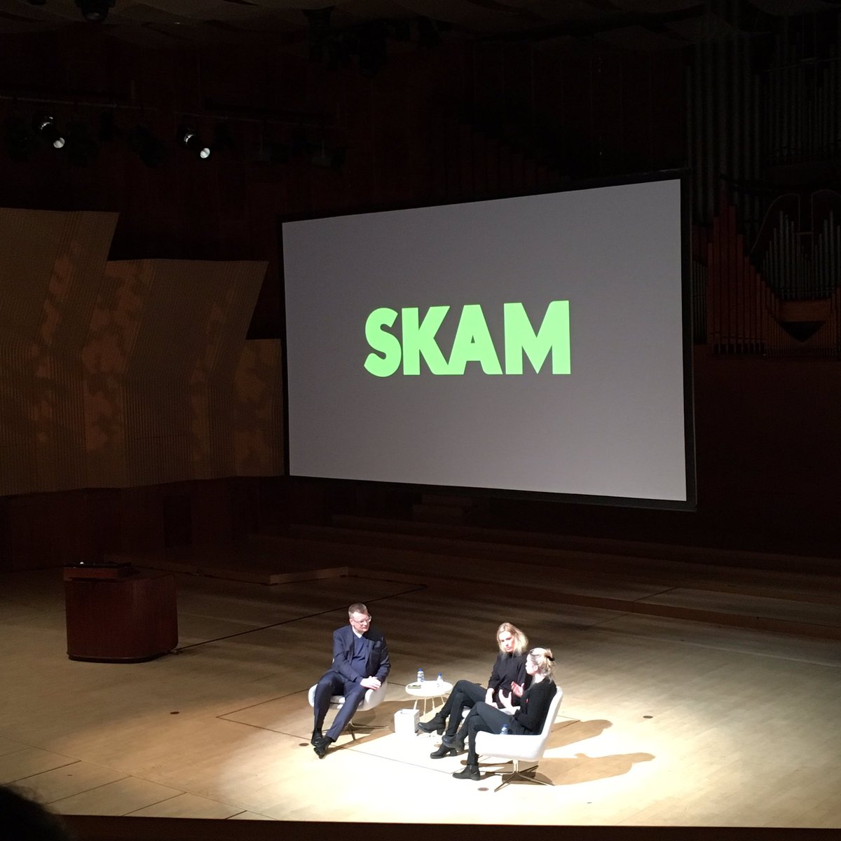 Heinricy's tweet photo. "Facebook har strenge regler for falske profiler, derfor er Instagram blevet karakterernes platform." #SKAM #fact #smdk #cphtransform https://t.co/bxwHWqonMk