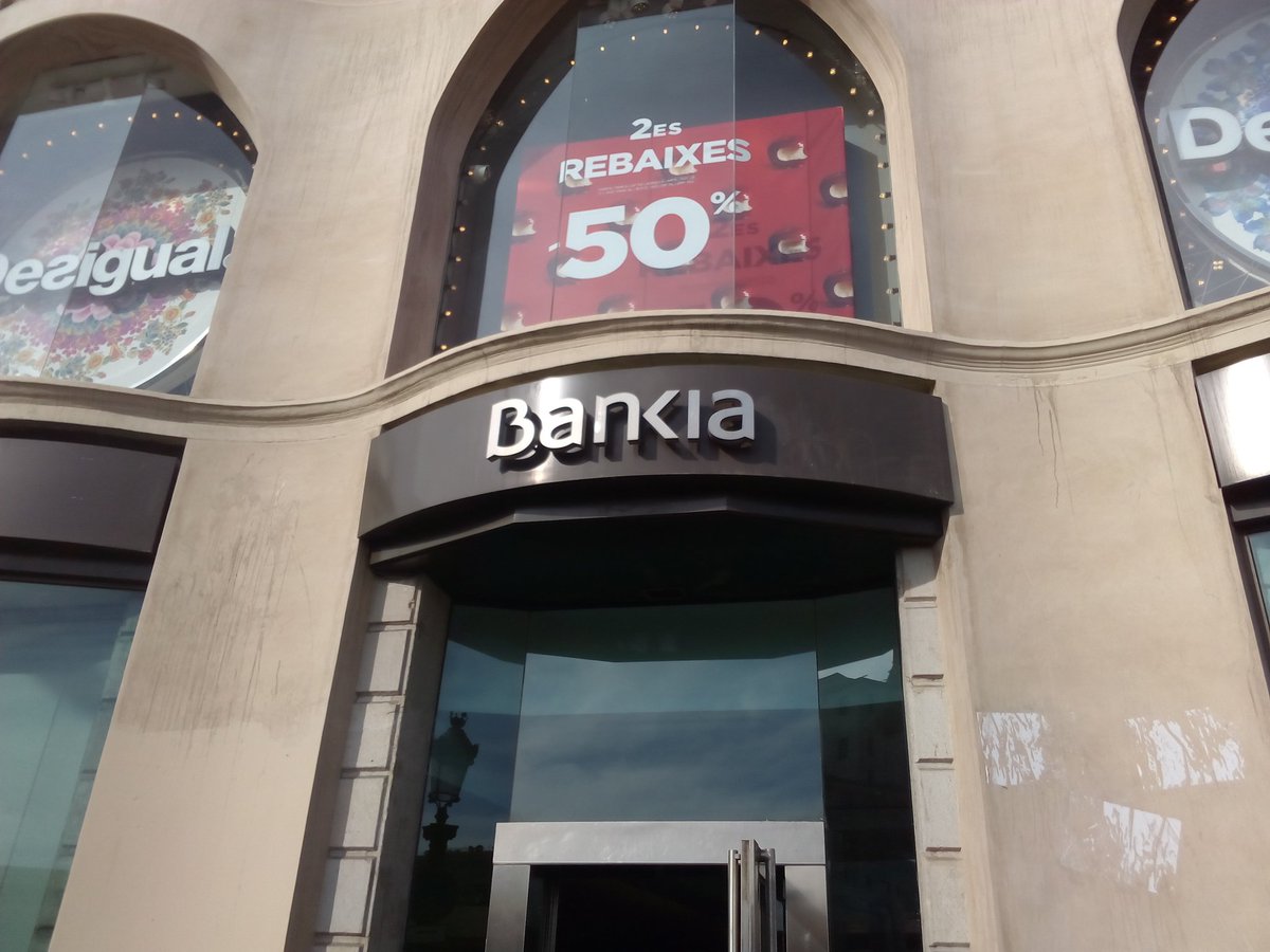 pah_santfeliu's tweet photo. Estamos con el pasacalles de #ClausulaTecho pasando por @Bankia https://t.co/1UD5P3Ov0I