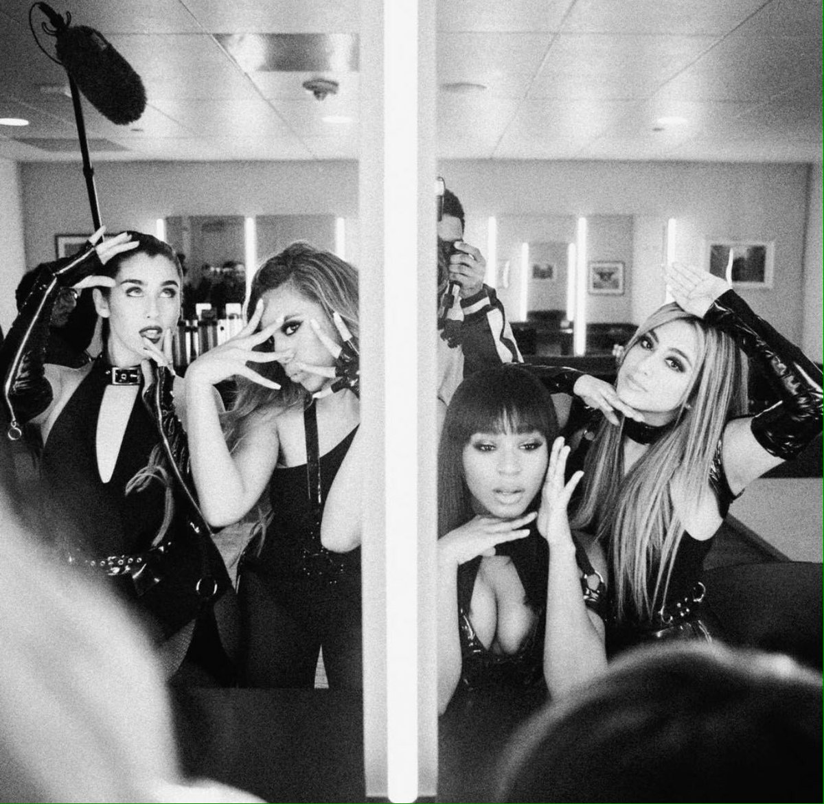 dopxjauregui's tweet photo. QUE AMORZINHOS DA MINHA VIDA #Harmonizers #BestFanArmy #iHeartAwards https://t.co/3AE5Ewpd3w