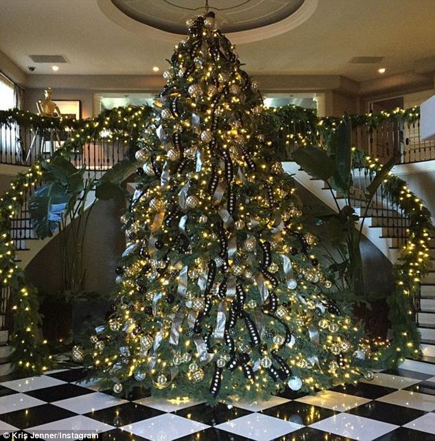 KristianaA1083's tweet photo. #Awesomehouse and #beautifulChristmastree https://t.co/2s6bpn2bab