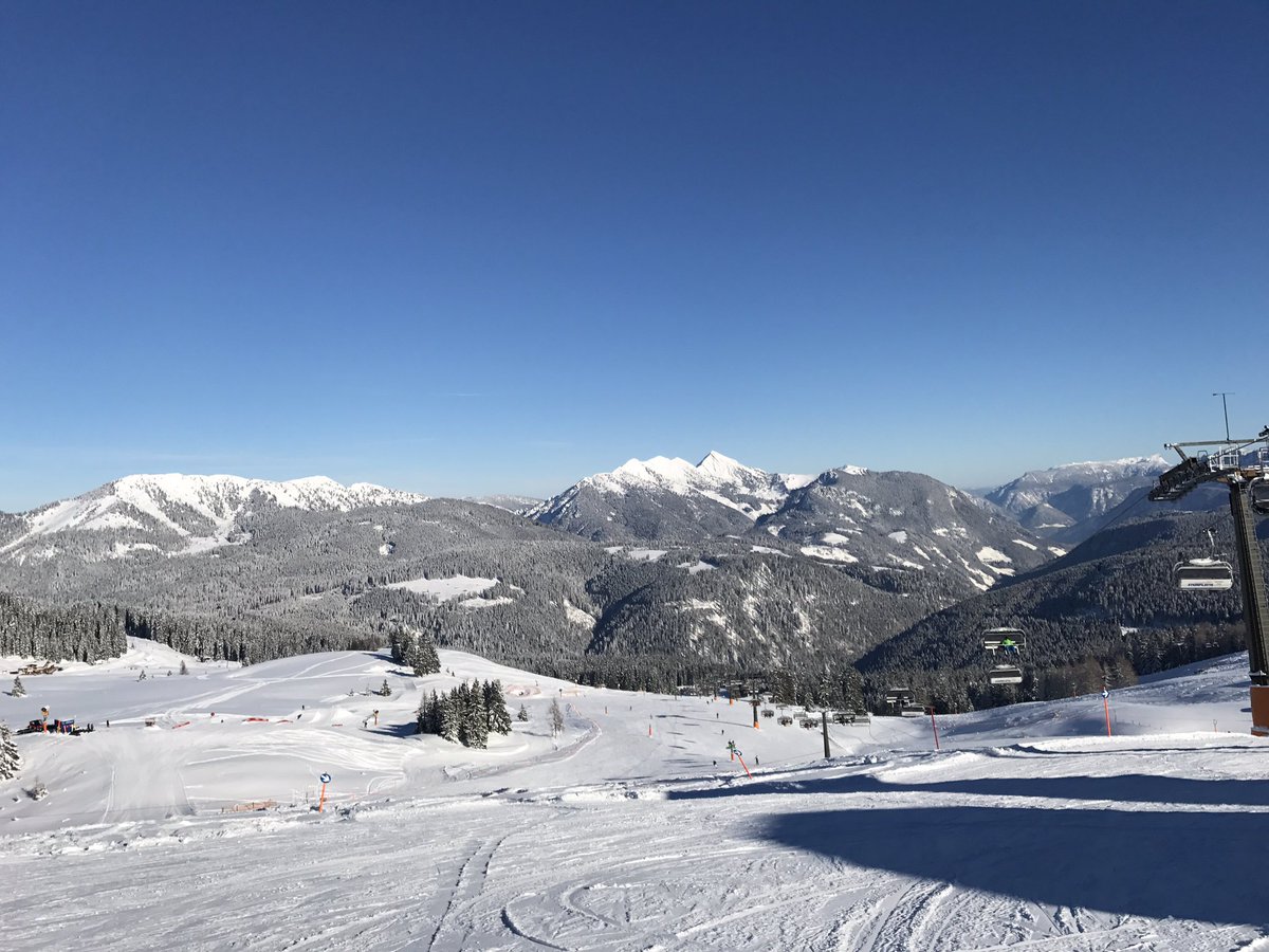 JDLskier's tweet photo. An amazing morning training thanks to @MikeAbro for inspired guiding and @amandapirie for more great coaching #Skiing #skiracing #JDLski https://t.co/s2evTLjMQP