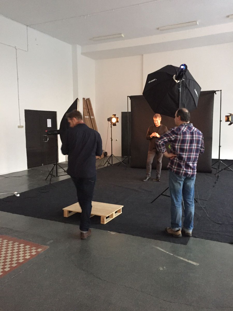 InemoPL's tweet photo. #ProfOhme podczas sesji zdjęciowej w #KapselStudio. Efekty będziecie mogli oglądać w najnowszej książce prof. Premiera #EmoSapiens w marcu! https://t.co/EjGKEM09WV