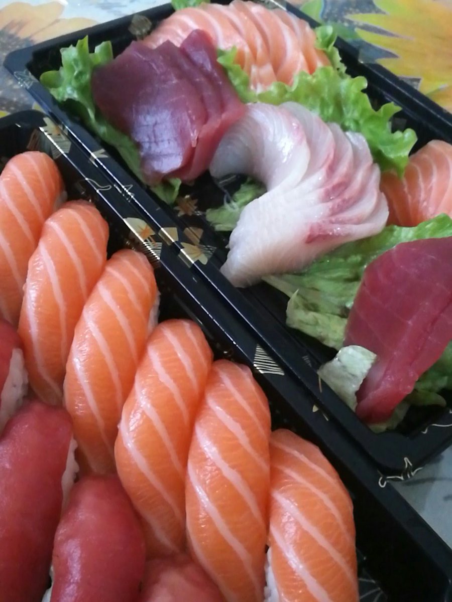 OhItsHemmoxx's tweet photo. When big bro buys to you sushi from @Calum5SOS restaurant 
#BestFanArmy #5SOSFam #iHeartAwards https://t.co/yzPj9DBwYM