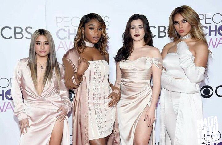 brwnssss's tweet photo. Quando a Lauren escolhe a roupa / quando a Ally escolhe a roupa  #SlayOnPCA5H4armony https://t.co/G94jXojIL5