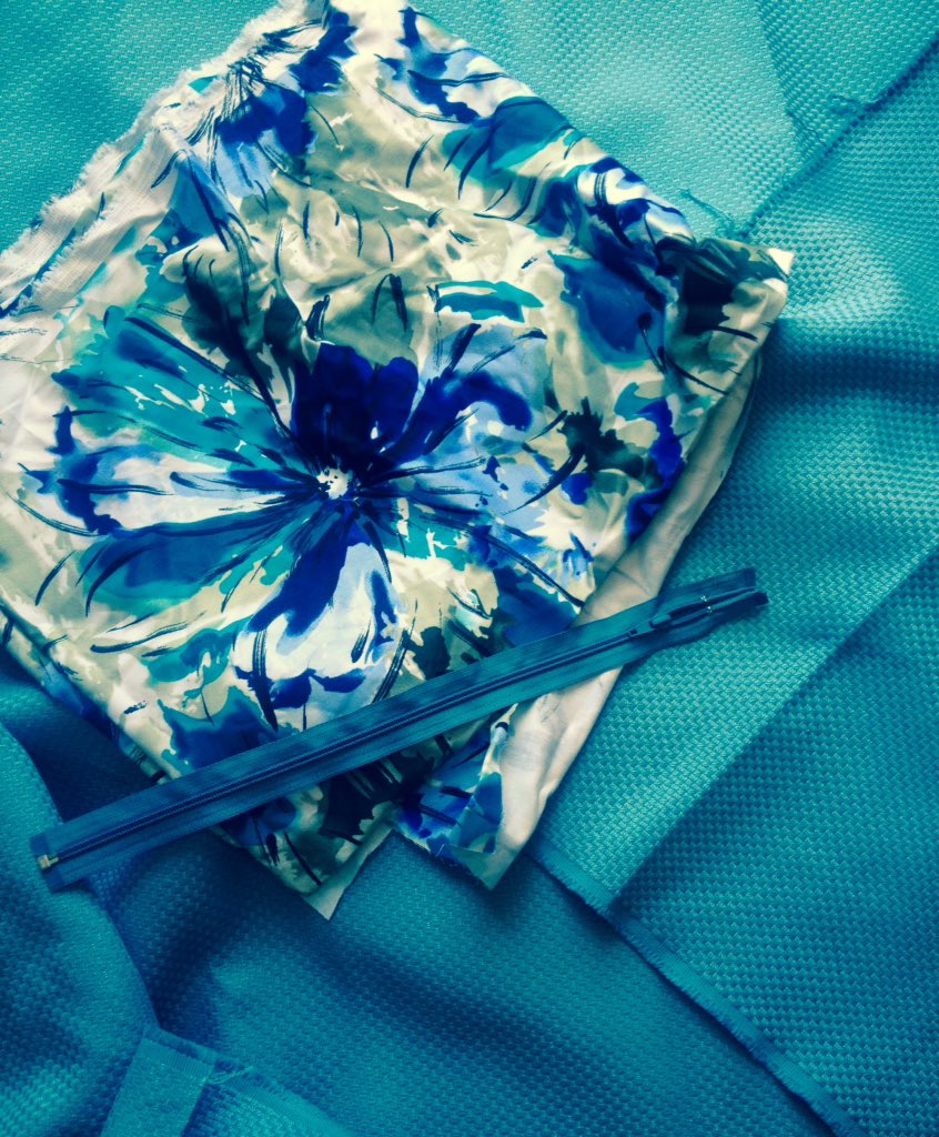 Nougat_Bags's tweet photo. Earlier today.#Floral #Blue #FoldoverOversizedClutchBag We started on these today.😍👝👜 https://t.co/Ps8iInaGZ2