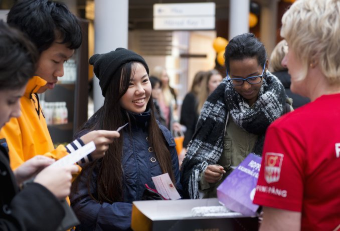 UHR_se's tweet photo. Avgift o byråkrati hindrar utländska studenter - UKÄ/UHR kartlägger svenska studieavgifter #utbytesstudent #högreutb https://t.co/O3Gvp21wxo https://t.co/KpobzaiggC