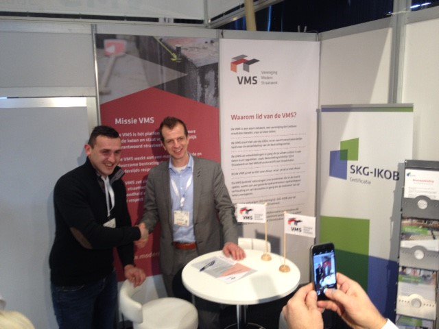 Eerste #VMS #branchecertificaat #Straatmaker op Infratech uitgereikt. #AHBestratingen gefeliciteerd ! #SKGIKOB