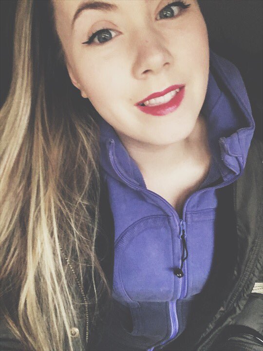 livgaetz's tweet photo. Can we get #redlipthursday to be a thing? 💁🏼 #imanoob #glamazon @Nikki_Glamour https://t.co/PM6cypy89F