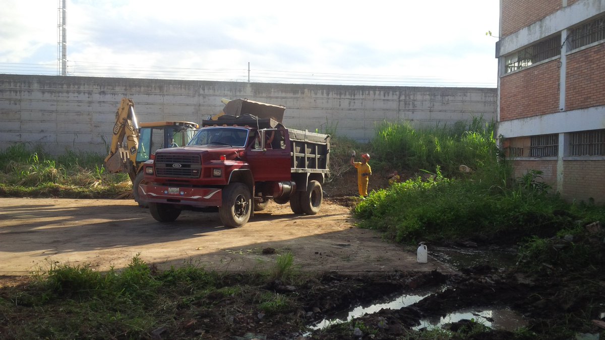adrialmar's tweet photo. Continuamos Limpieza de escombros en CPO Táchira con mano de obra de PL @irisvarela @mspenitenciario @Andinamppsp https://t.co/KUZeyHi4pb