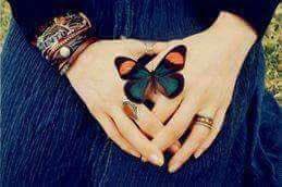 Wa2gOdevT8v0fpO's tweet image. إذا أردت أن تعيش سعيداً ،فلا تفسر كل شيء ، ولا تدقق بكل شيء ، ولاتحلل كل شيء .. 
فإن الذين حللوا الألمآاس وجدوه  💎🔨
 - فحمـاً !🌾

#سروش