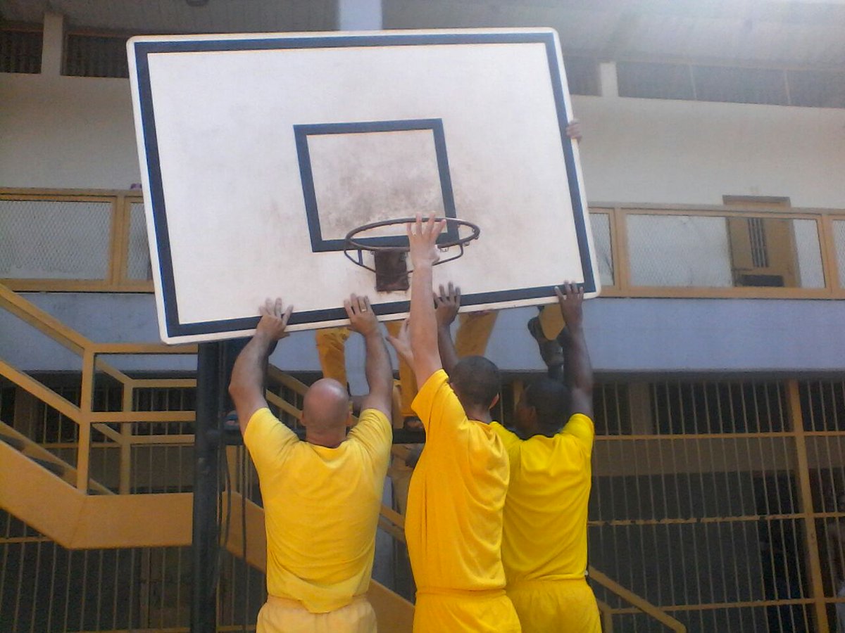 adrialmar's tweet photo. PL de CPO Táchira arreglan cancha deportiva para actividades @irisvarela @mspenitenciario @Andinamppsp @FONEP_MPPSP https://t.co/hROM7dt3Ix