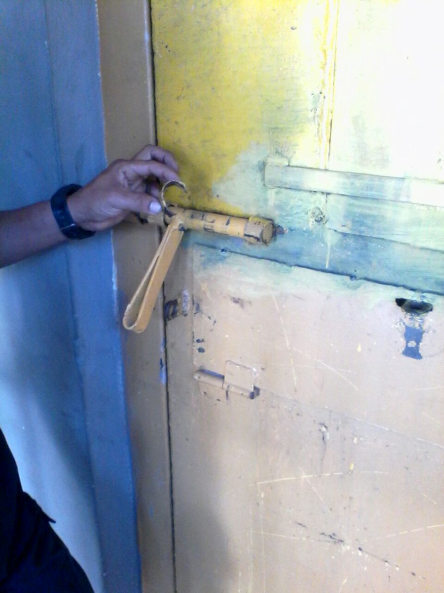adrialmar's tweet photo. Reparación de pasadores de seguridad en puertas de CPO Táchira con mano de obra de PL @irisvarela @mspenitenciario https://t.co/voufiErTSI