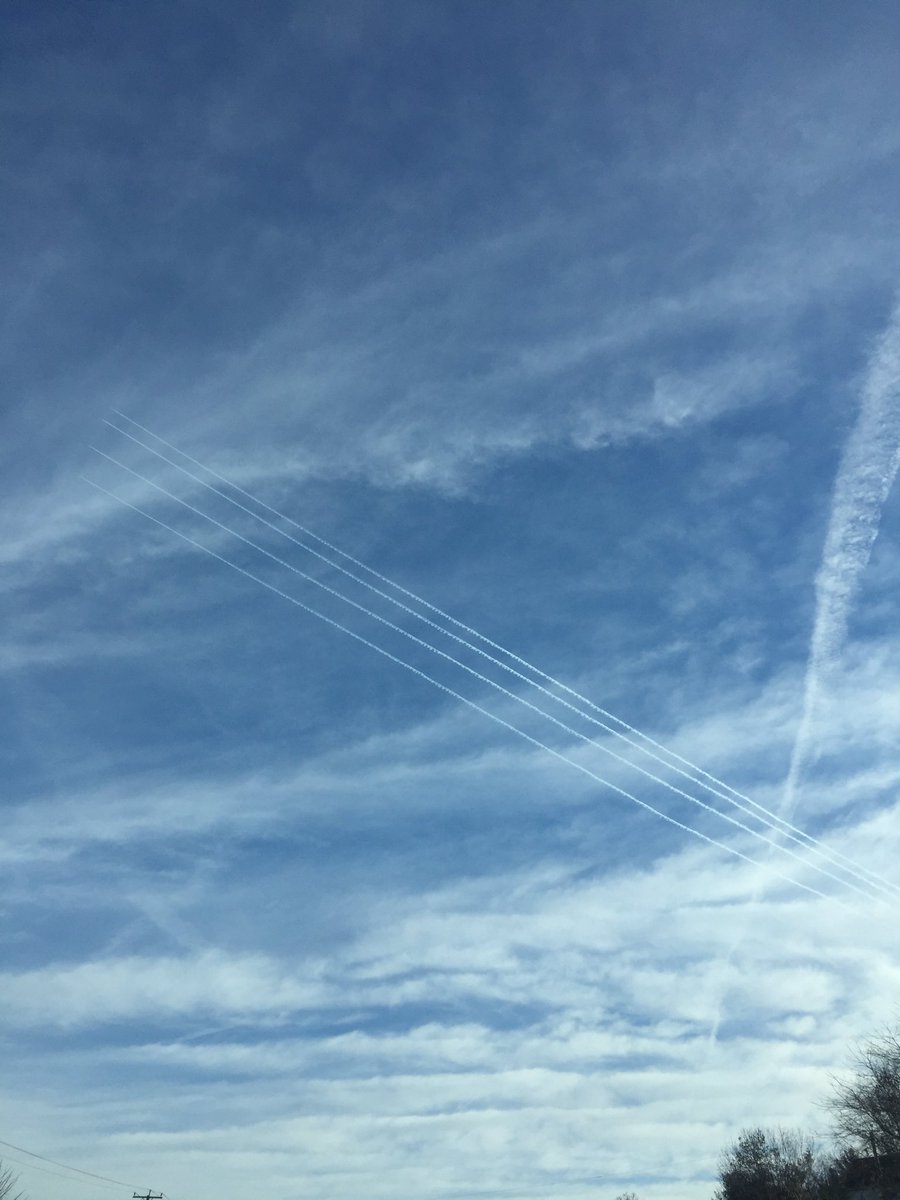nakedputwriter's tweet photo. Chemtrails over Botetourt County, VA. #chemtrails #chemtrailsspraying #grabyourmask https://t.co/mZZcrWnwUR
