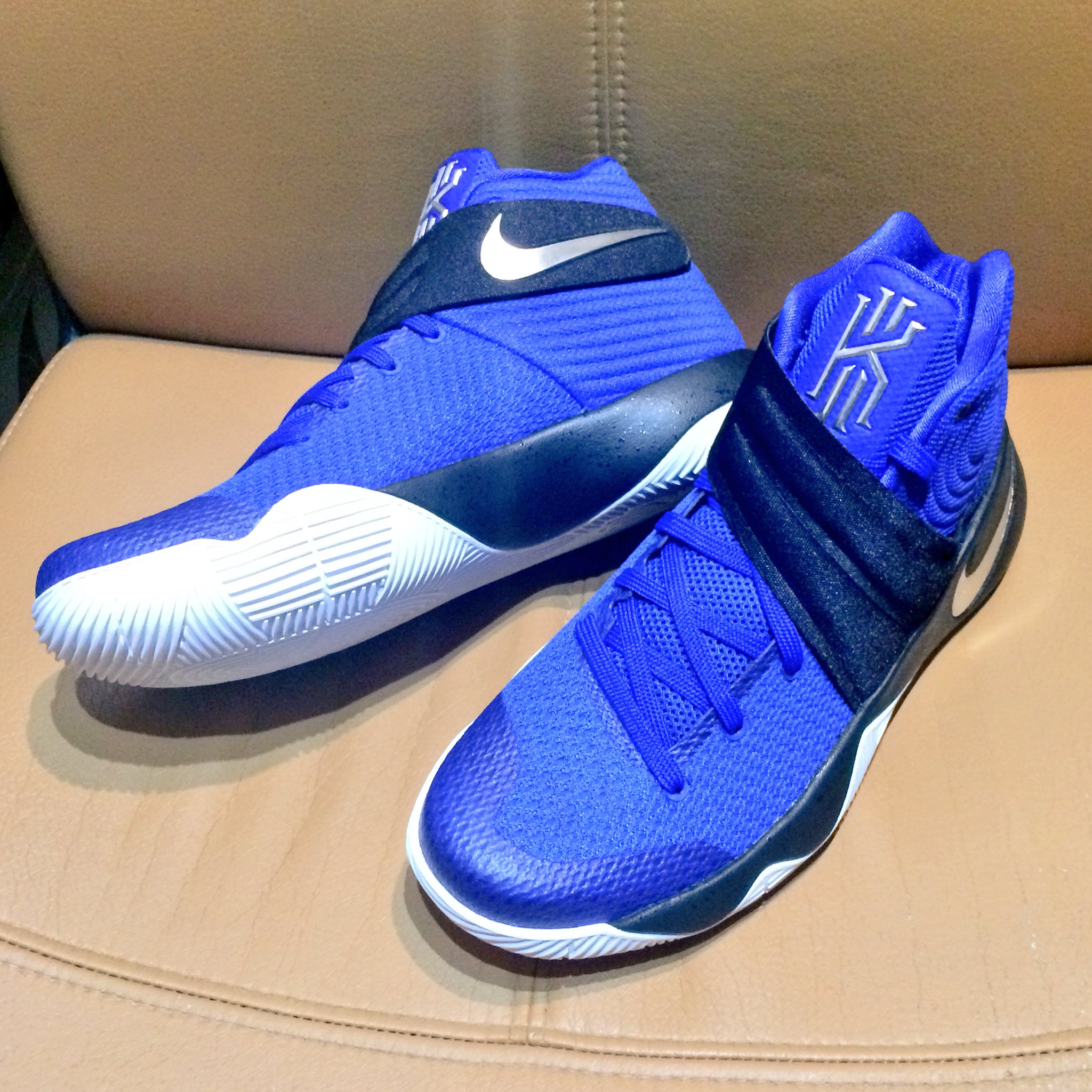 歩 Op Twitter バッシュ資料が欲しくて手始めに青が履いてるやつをゲット カイリー2 超かっこいい あいつこんな良いもの履いてるのか D 金子はこれの色違い 飛鳥はジョーダンメロm12 バッシュ沼を垣間見ている T Co Bjlyhbzpcv Twitter