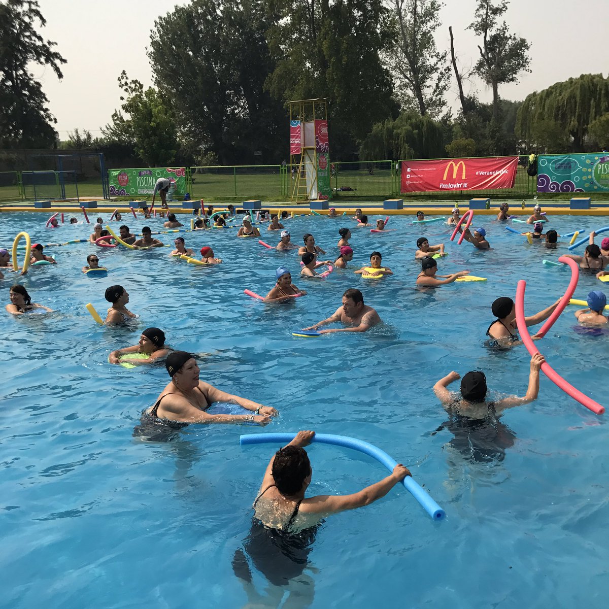 McDonalds_Cl's tweet photo. Y el #VeranoEnMc tambien lo vivimos con el taller de aquafit adulto mayor en @muniecentral con @RodrigoDelgadoM https://t.co/U2abCNEZfx