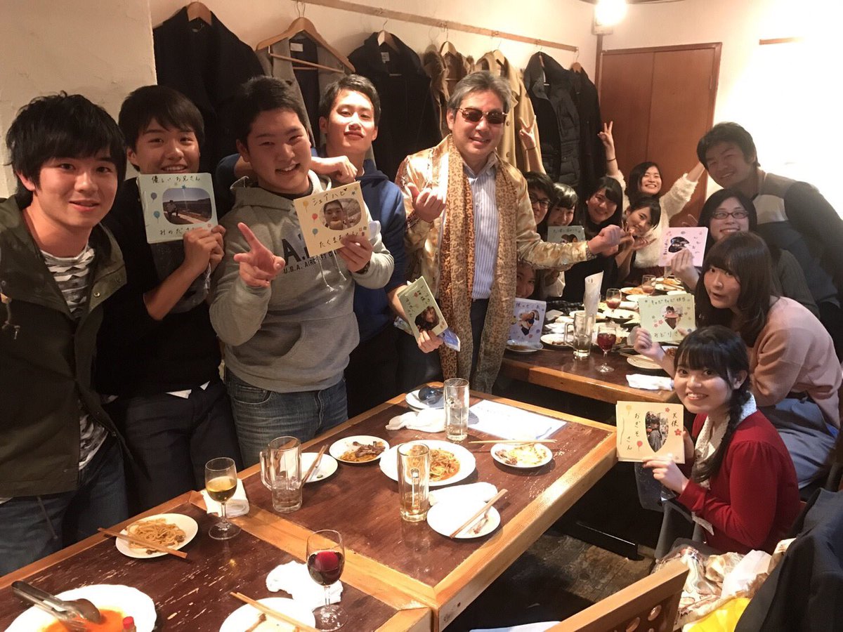 tsuruzemi2017's tweet photo. 昨日は、4年生最後のゼミでした。とても印象深い、感慨深いゼミになりましたね😢追いコンではピカ(光)太郎実現にゼミ員一同歓喜でした！先輩方の一層のご活躍をお祈りするとともに、鶴ゼミのさらなるパワーアップを約束します！
ありがとうございました！！ https://t.co/zjSiuijJ8S