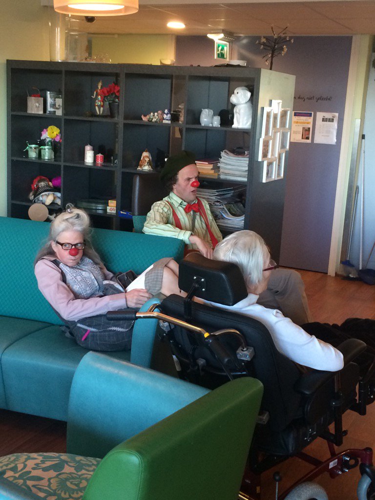 CareClowns Bidoe en Anne-Marie gezellig op bezoek bij de bewoners met #dementie bij @CordaanNL in Amsterdam.