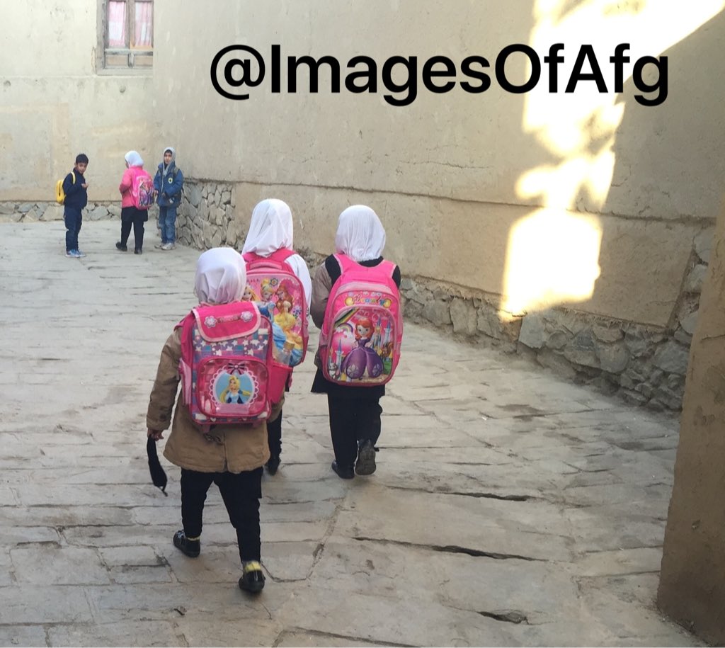 ImagesOfAfg's tweet photo. Girls going to school in #Kabul. Their backpacks almost as big as they are,lots of learn #afghanistan #everydayafghanistan #iloveafghanistan https://t.co/0xoSRQZlzf