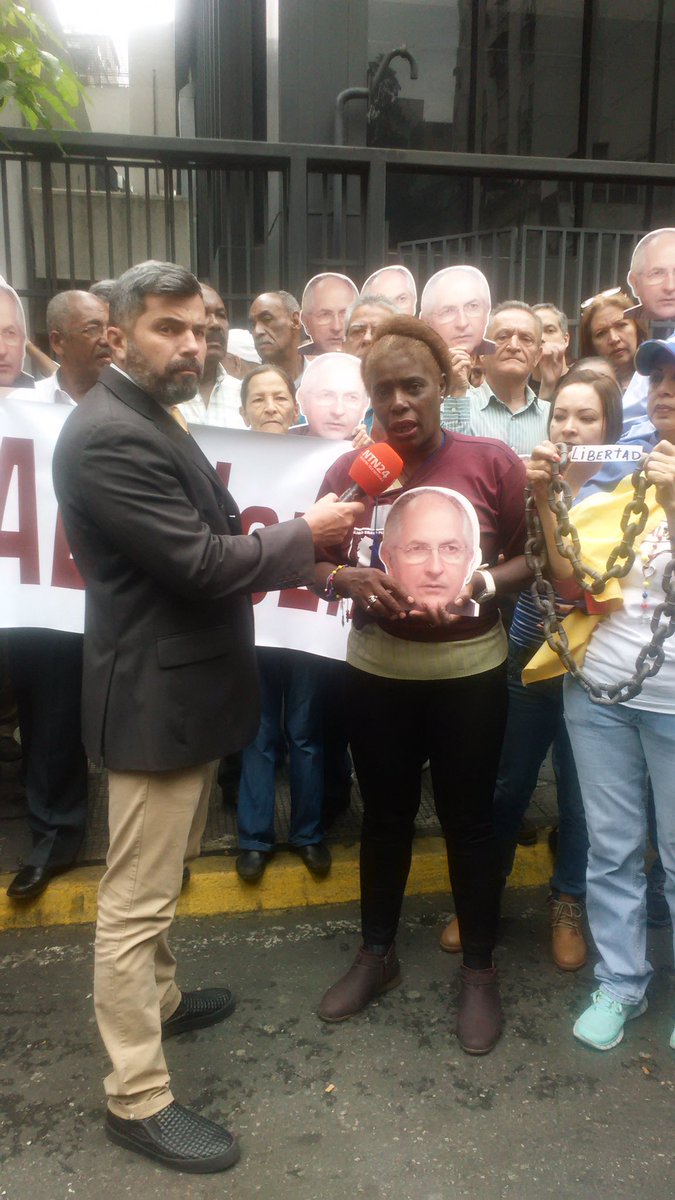 NegraRosaura's tweet photo. El único delito del @alcaldeledezma a sido llevar calidad de vida a los caraqueños, aunque su cuerpo este preso su alma esta libre luchando https://t.co/hsHWS9IVVf