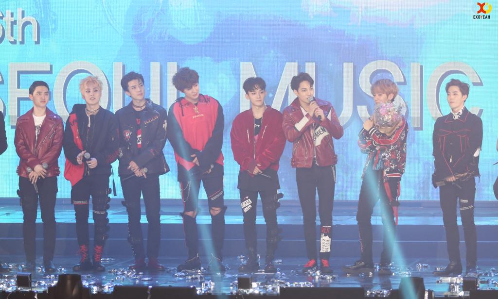 EXOYEAH's tweet photo. [HQ고화질]170119 서울가요대상 
 4년 연속 대상!!!!  역시 엑소😀
#EXO #엑소
https://t.co/gBgavWgZyW https://t.co/BmGfjhyYQT