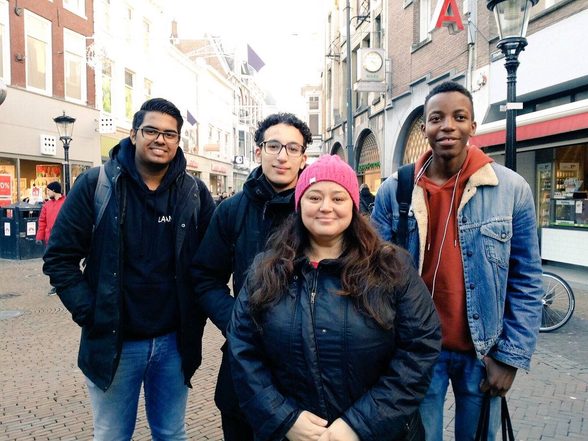 BouchraDibi's tweet photo. Met collega @PostRuben de straat op om jongeren te vragen naar hun ideeën over kinderen in armoede. Wat zou jij doen met 2 miljoen? https://t.co/S2zsH1yYy1