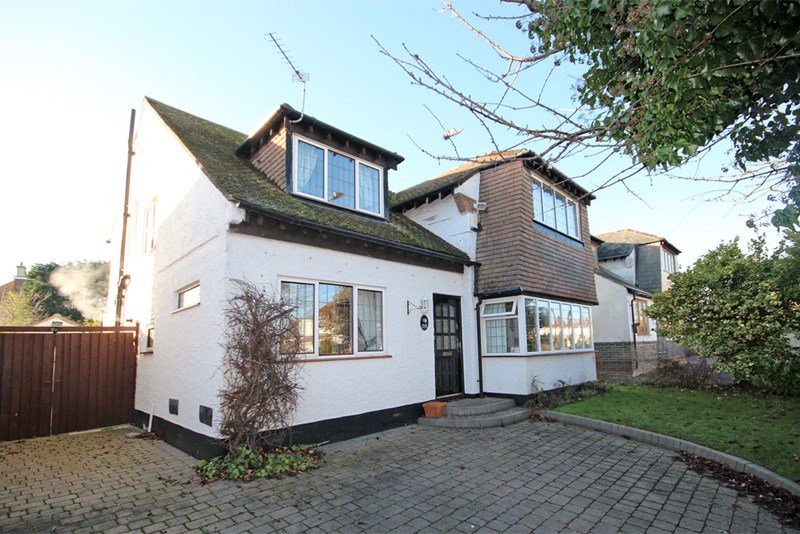 4 bed detached home set within Hengistbury Head feat a 100' Southerly rear garden with studio - no onward chain! sladeshomes.co.uk/property-searc…