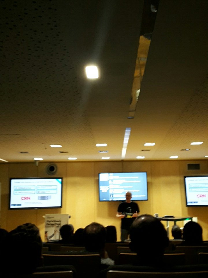 Clients bien studieux, comme à l'école,  face au prof <a href="/Fontaine_Ch/">Christophe Fontaine #Curiosityisbeautiful !</a> #HPEpartnertour <a href="/HPE_FR/">HPE France</a>