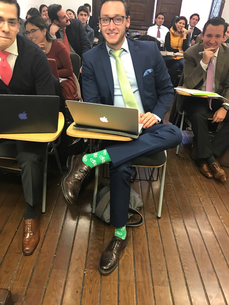 ortiz_gob's tweet photo. El señor Flores imponiendo nuevos niveles en el mal gusto del calcetín https://t.co/RWxXY4jhD3