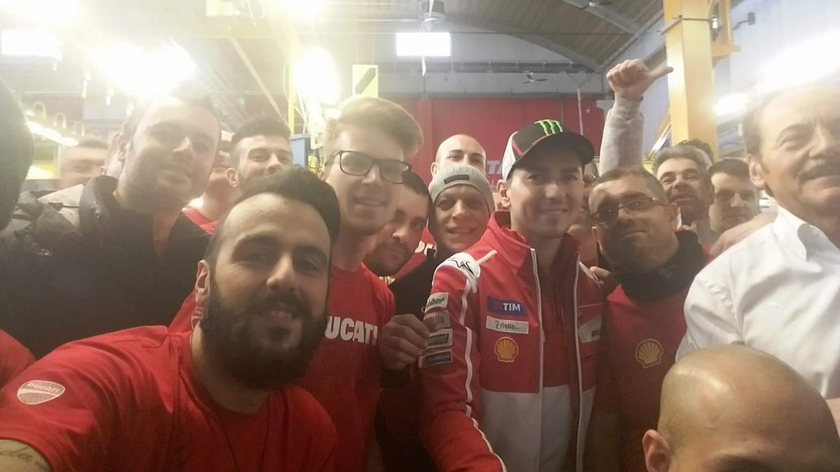 Red suits him 😜 <a href="/DucatiMotor/">Ducati</a> <a href="/lorenzo99/">Jorge Lorenzo</a> #NewEra
