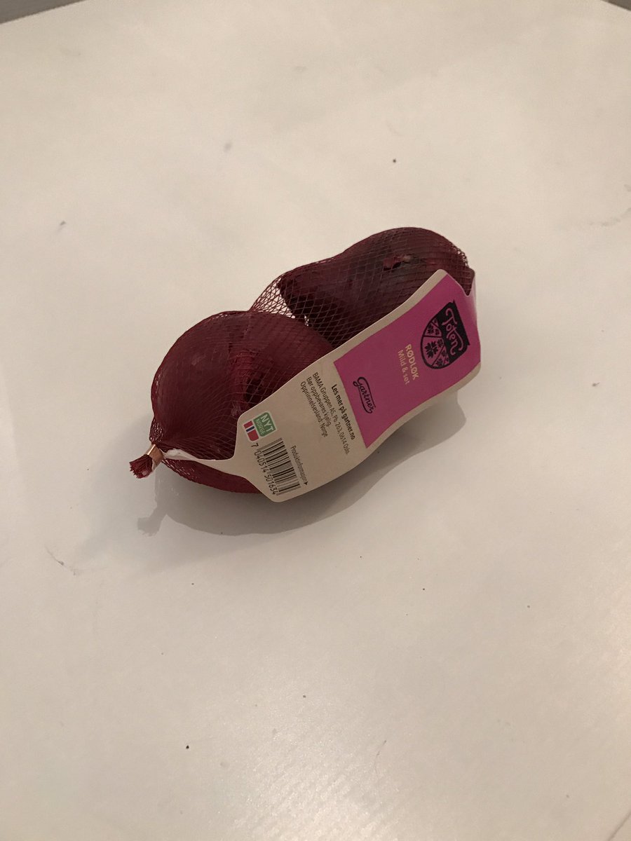 John_lol_'s tweet photo. @PiaGulbrandsen @BAMAgruppen og @nrkfbi nei, jeg vil overhodet ikke ha strømpe på løken! Ja til rare grønnsaker i løsvekt. #matsvinn https://t.co/EnWx5x6F9t