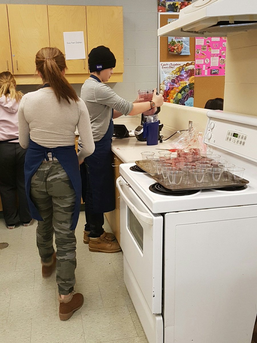 Ms_Manary's tweet photo. Another day, a new recipe, of smoothie samples in room 140! #smoothies #foodrevolution @MikeAbram6 @VPWilkinson https://t.co/Ws2PWA9B1n