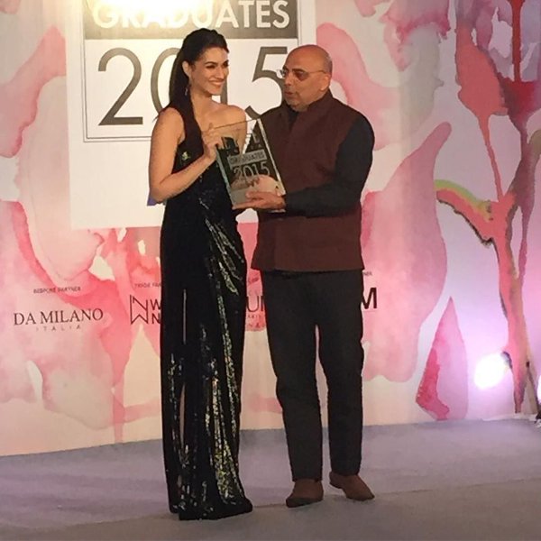 KritiSanonZone's tweet photo. #ThrowbackThursday When @kritisanon bagged an Award as Rising Star At #ElleGraduates--> https://t.co/QzEfcnKlJ1