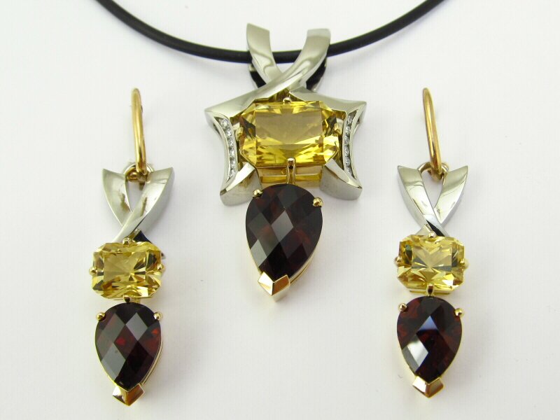 YankeDesigns's tweet image. Ladies 18kt White and Yellow Gold Pendant and Earrings with Namango Garnet, Scapolite and Diamonds.  Beautiful Set!