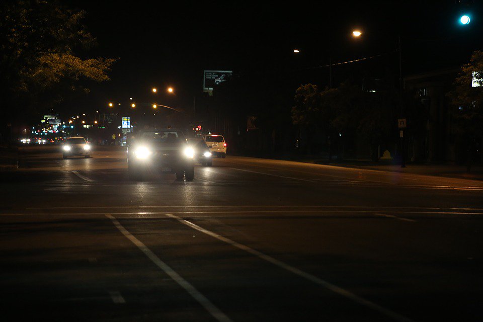 CARFAXca's tweet photo. Prevent a crash by always being visible. Make sure your headlights work and are aimed properly #caradvice https://t.co/XBBj6UBI4M
