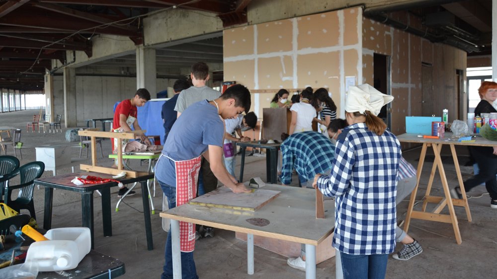 AJEnglish's tweet image. At @tumocenter, teens explore the intersection between art &amp;amp; technology to develop skills not taught in classrooms aje.io/ha5e