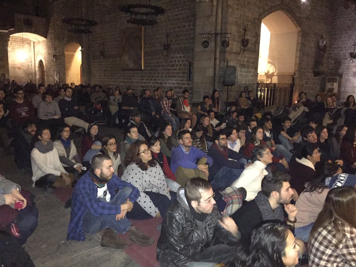 Delejovebcn's tweet photo. Una vetlla ecuménica molt especial la que estem vivint a Santa Anna, #joves i #sensesostre preguem #UNITS per la unió dels #Cristians https://t.co/eSxryYFdds