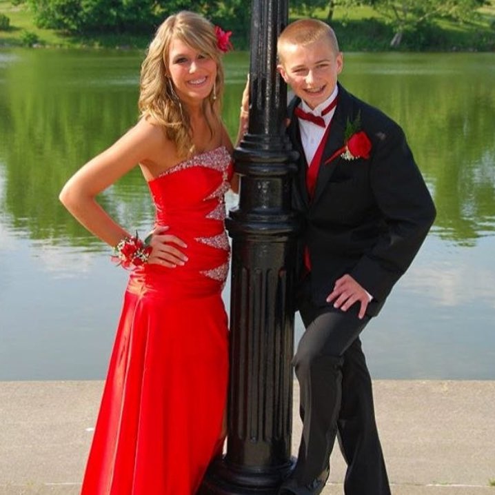 Nate_Paz's tweet photo. HAPPY BIRTHDAY @mirandabethin happy you have a great day!!🍻🎉 #Prom2K12 https://t.co/D9KaidPspN