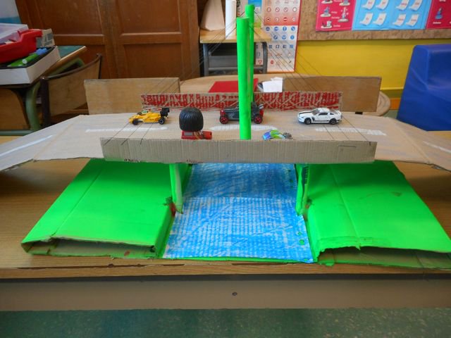 classe_jaune's tweet photo. #forumatice #defitwit3 Le défi entre dans les maisons : voici le pont fait par Mike (absent mercredi) et son papa. https://t.co/AxQQiZNbHW
