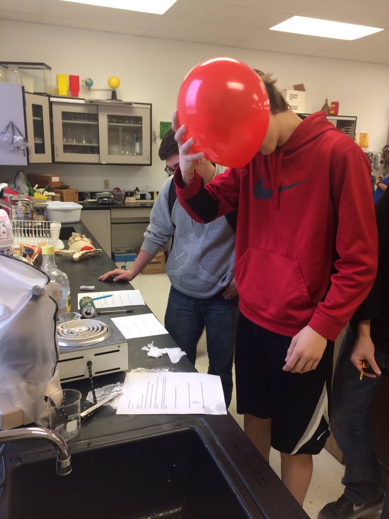 MelindaAholt's tweet photo. Static electricity and attraction in Sifling's class! Did you know that water is positively and negatively charged? #learninginscience https://t.co/AgjstvUaxx