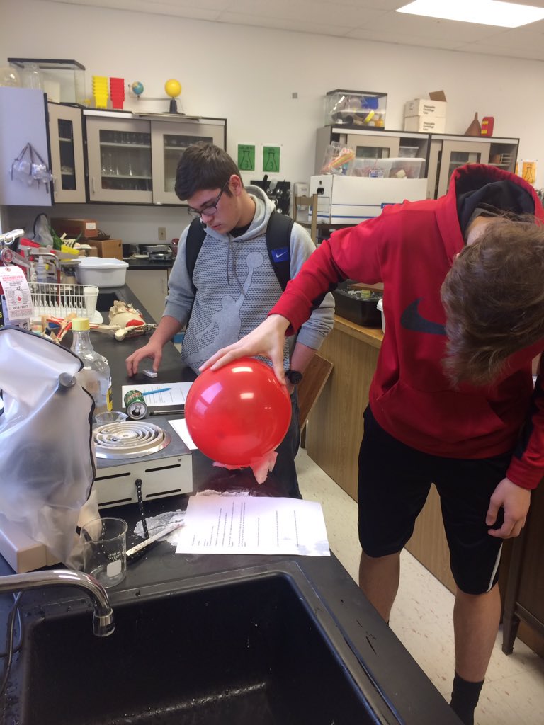 MelindaAholt's tweet photo. Static electricity and attraction in Sifling's class! Did you know that water is positively and negatively charged? #learninginscience https://t.co/AgjstvUaxx