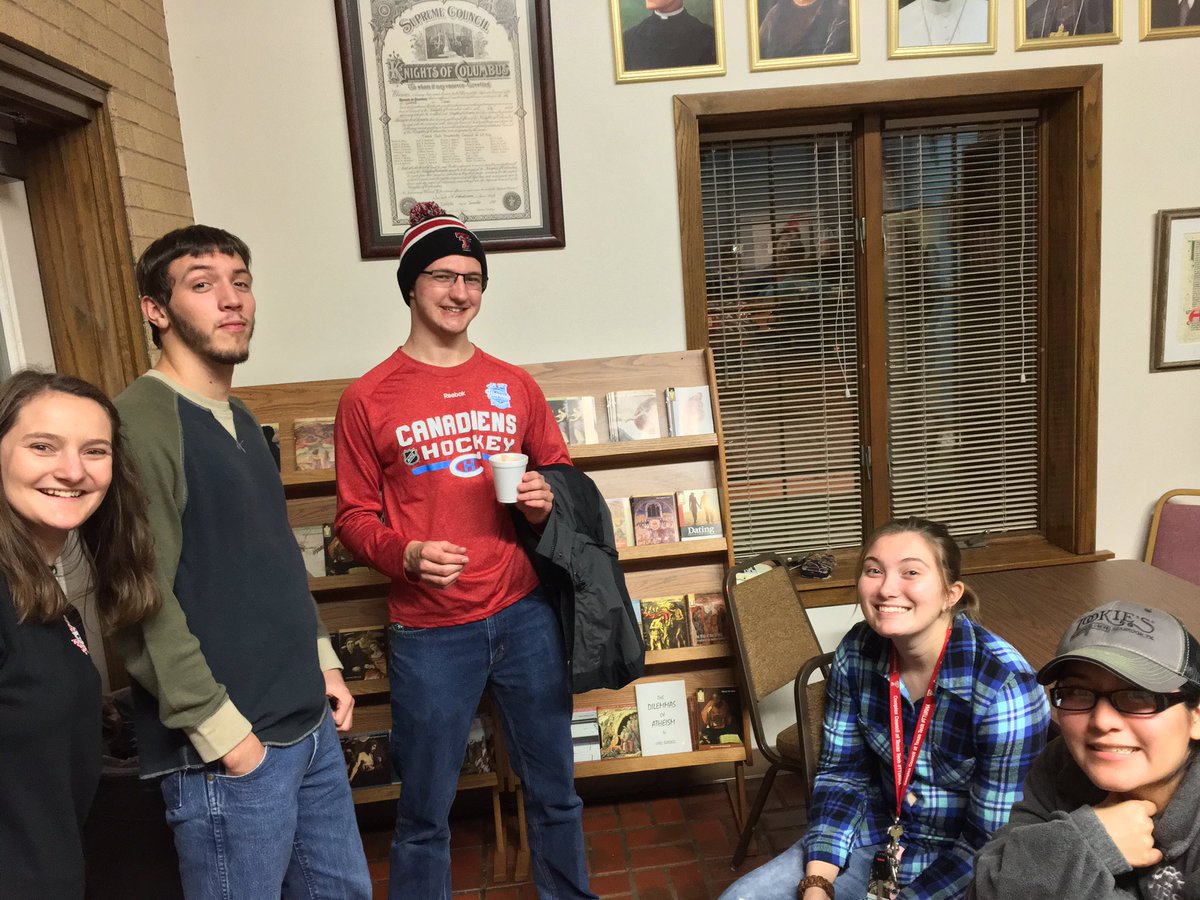 RaiderCatholic's tweet image. Some pictures from yesterday's Hot Chocolate &amp;amp; S'mores by @TECHCSA and #DYRT! #raidercatholic #spring #welcomeweek #CSA