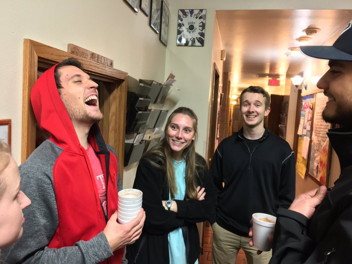 RaiderCatholic's tweet image. Some pictures from yesterday's Hot Chocolate &amp;amp; S'mores by @TECHCSA and #DYRT! #raidercatholic #spring #welcomeweek #CSA