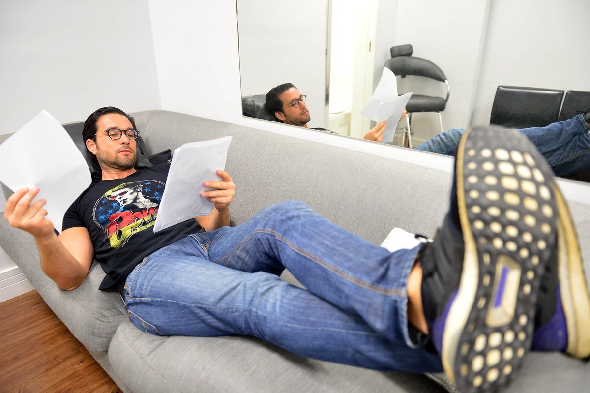 .<a href="/SergioMarone/">Sergio Marone</a> Marone mostra detalhes de sua preparação antes de entrar no ar r7.com/ZLyv #HojeEmDia