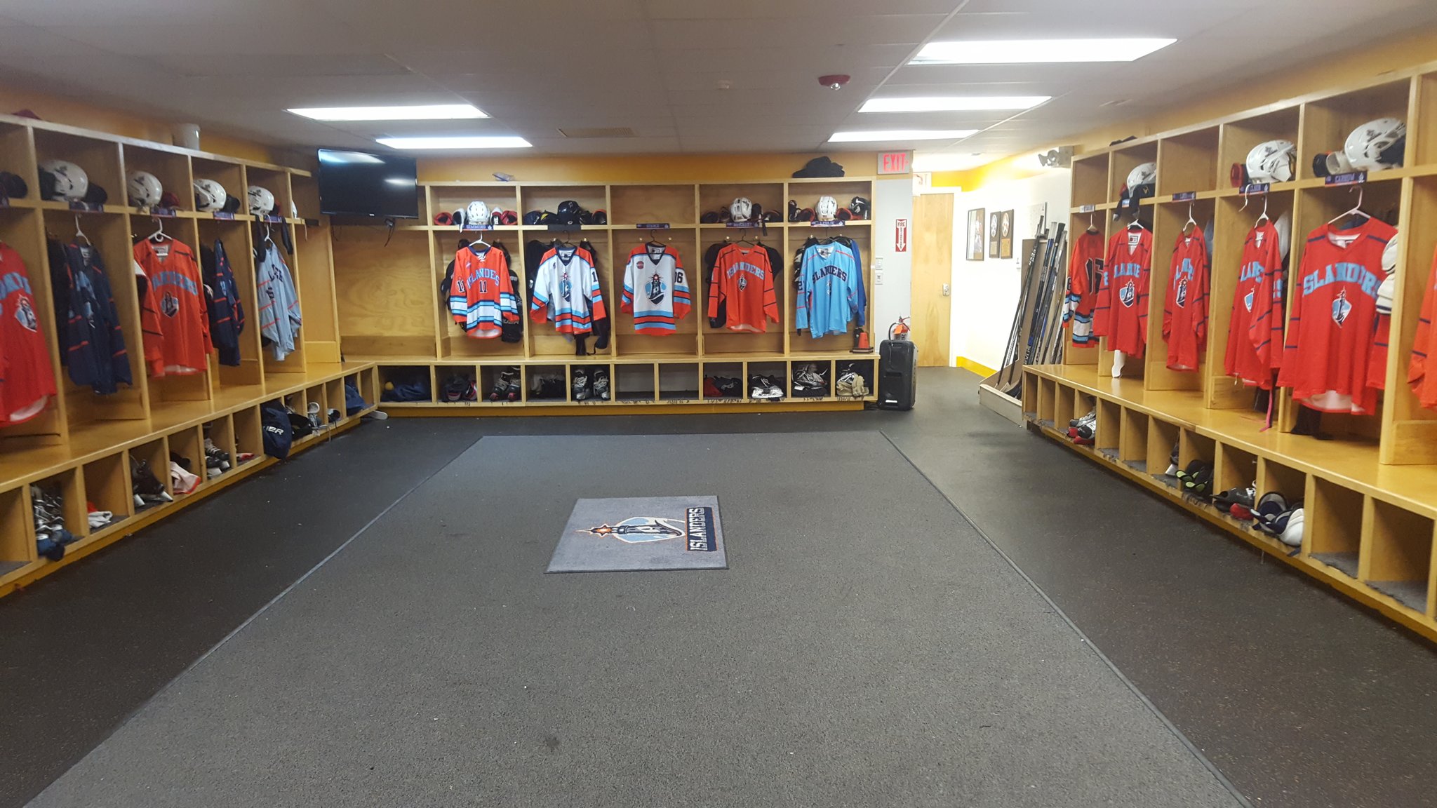  Outerstuff New York Islanders Youth Size Locker Room