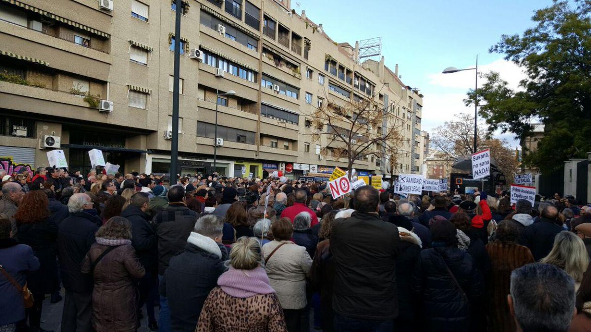 2hospitales2's tweet photo. Miles de personas pidiendo hoy la dimisión de @higinioalmagro,esto es imparable. No descansaremos hasta que tengamos #2hospitalesya #Granada https://t.co/5Lk9YMhe8x