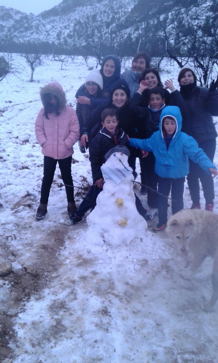 Majuelico's tweet photo. Nuestros peñeros más pequeños...y no tan pequeños 😂 han disfrutado esta tarde de la nieve caída en Jumilla ⛄⛄❄❄ https://t.co/RZrqq12SXc