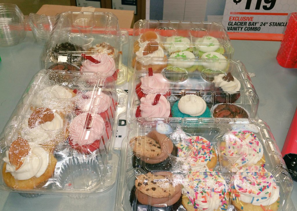 JenniferRochel2's tweet photo. Cashier's @3603 are celebrating outstanding performances on the Scorecard from last week with Cupcakes. https://t.co/LSA7kAGyao