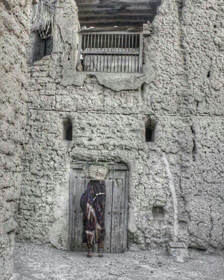 SalehSSAlsaidi's tweet photo. لا تسأل الدار عن كان يسكنها.. الباب يخبر ان القوم قد رحلوا ..
ما ابلغ الصمت لما جئت أساله .. صمت يعاتب من خانوه وانتقلوا.. https://t.co/MDcp8axgS9