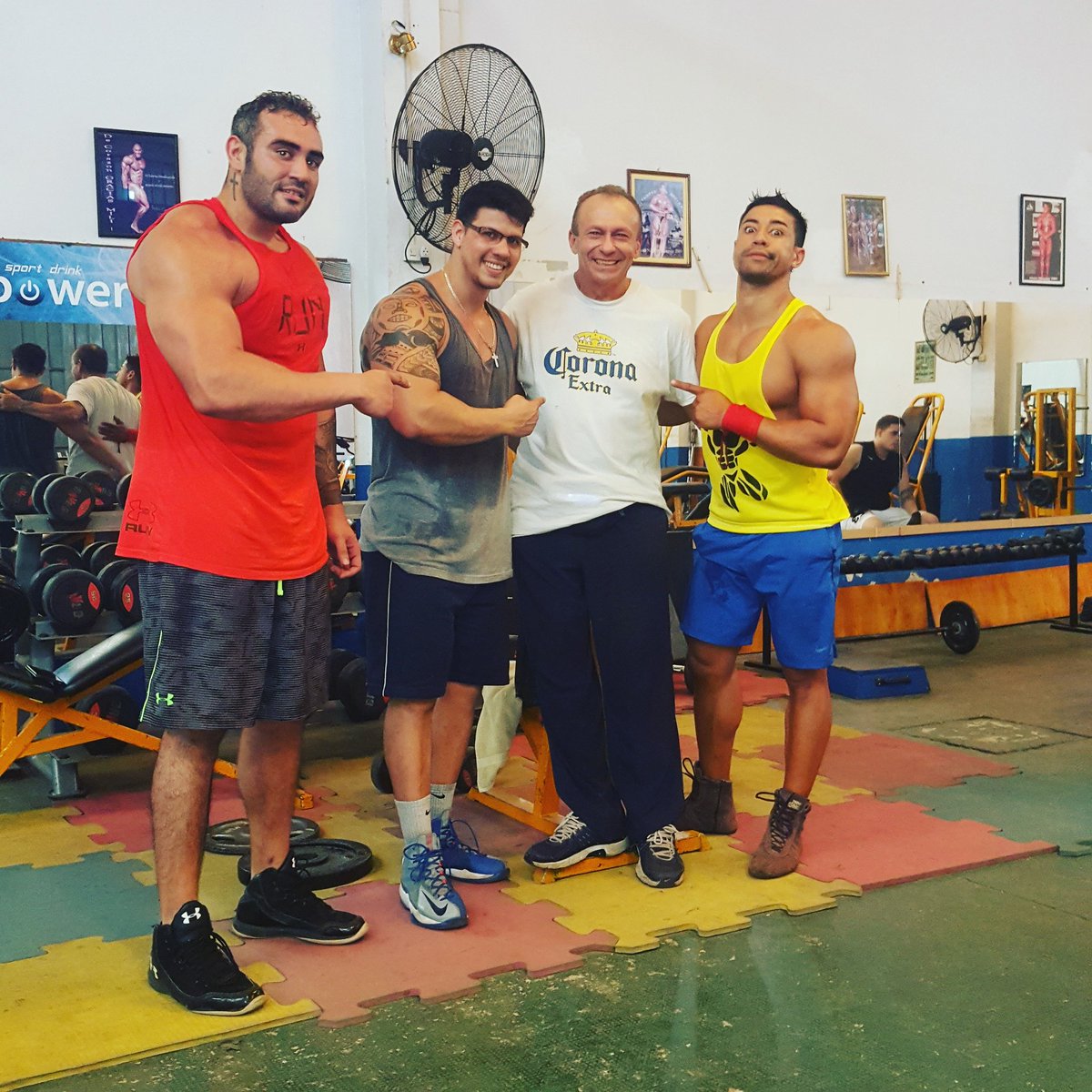 cristianelrasta's tweet photo. No querรญamos una foto con el profe @milciadesyiyo, querรญamos mostrarle la marca de cerveza que hoy vamos a tomar ๐ป๐ป๐ป ๐๐๐ #FactoryGym https://t.co/G2hUHlh8vS