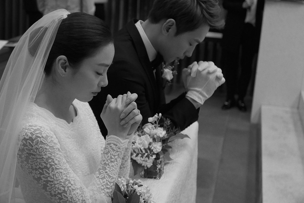 More photos revealed from Rain and Kim Tae Hee's wedding allkpop.com/article/2017/0…